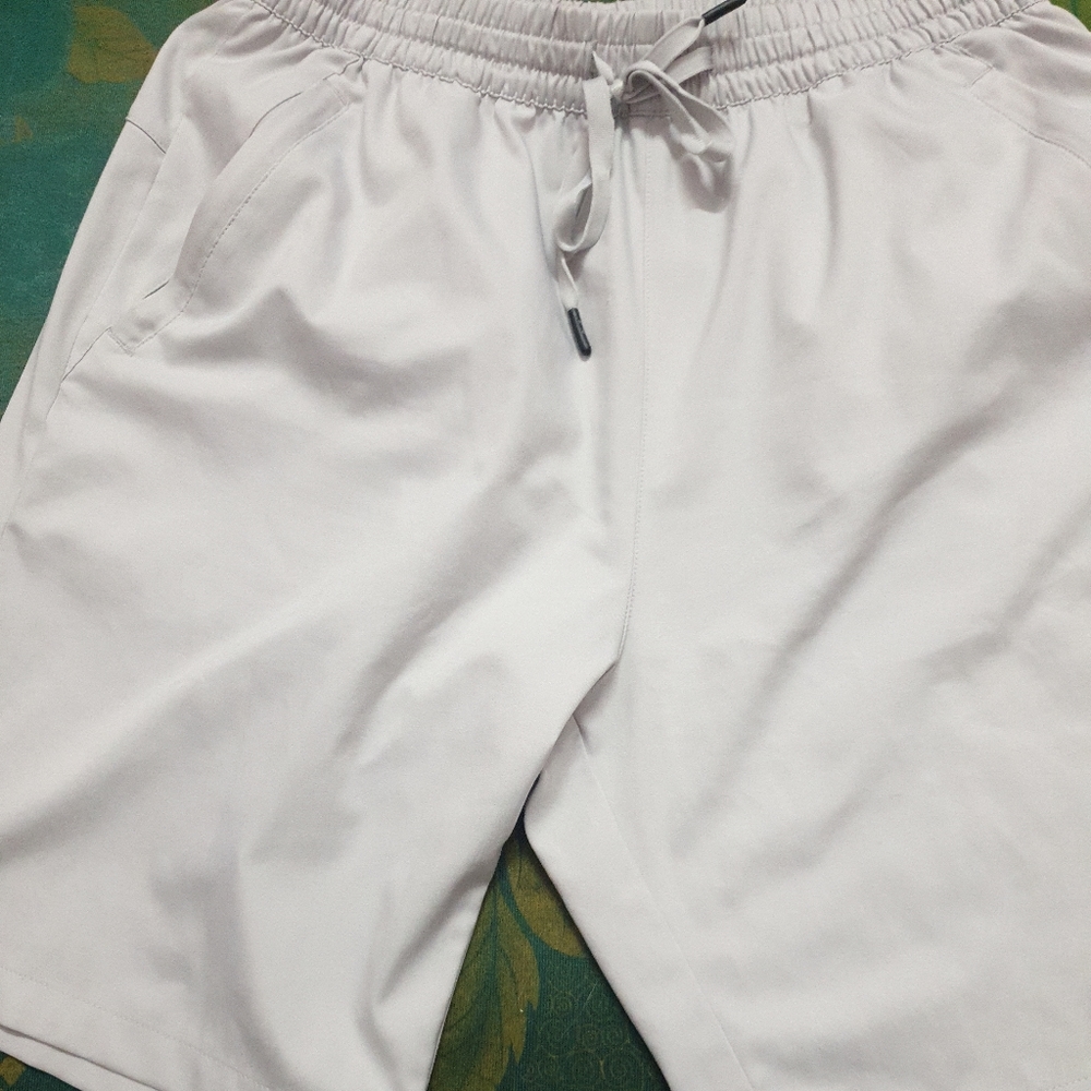 Felt shorts with horizontal pockets